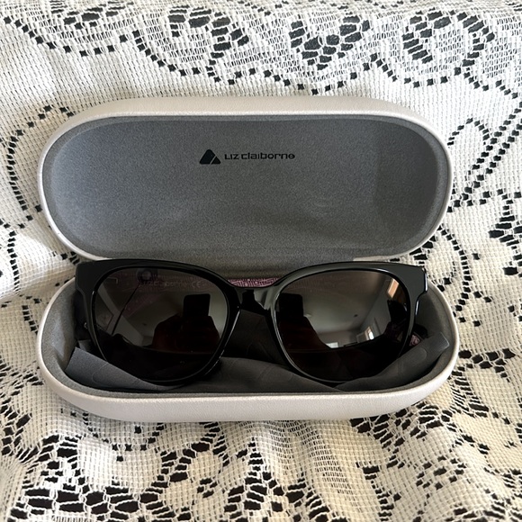 Liz Claiborne Black Sunglasses brand new in case - Picture 4 of 4